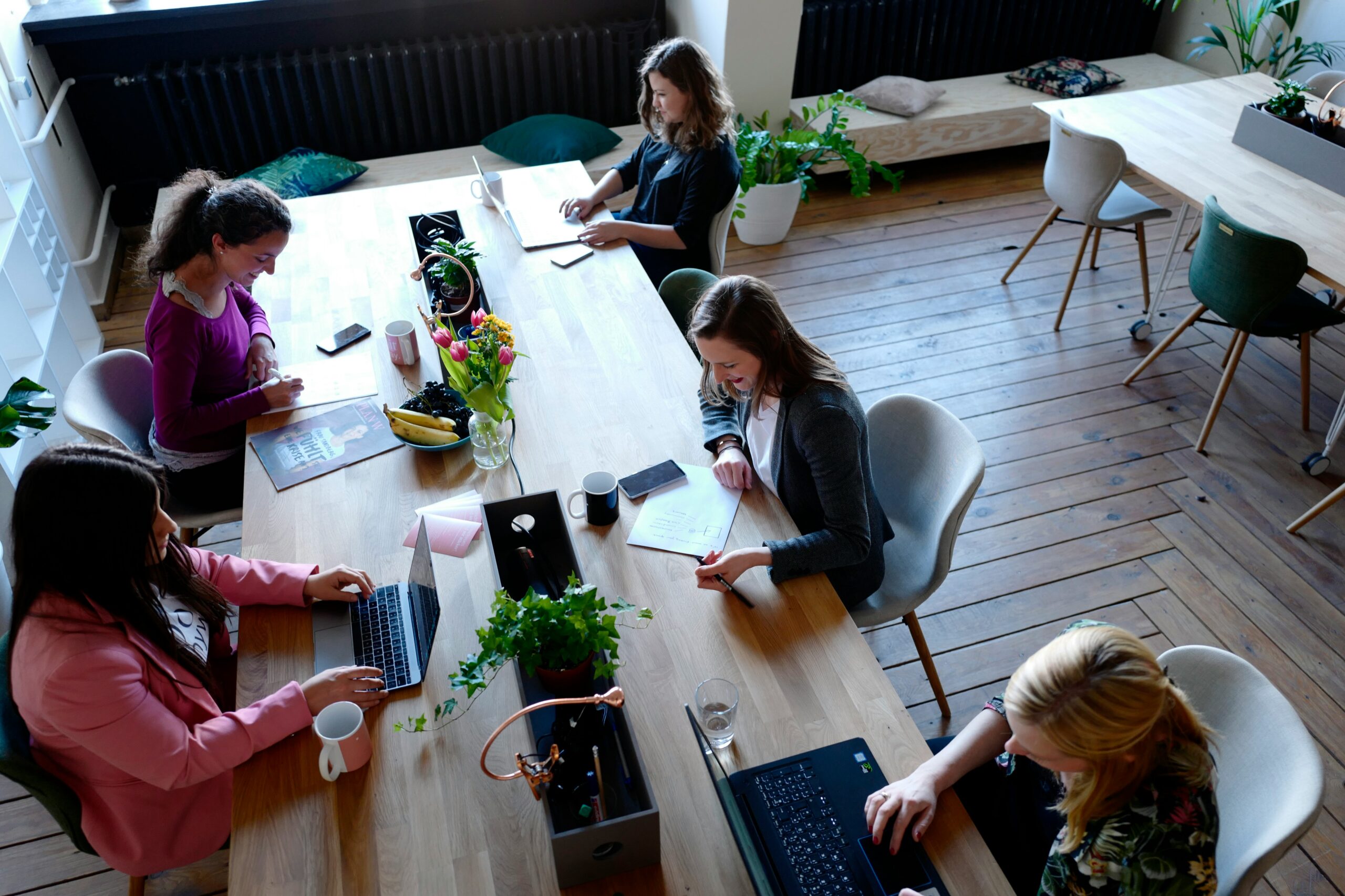 Team attorno al tavolo di lavoro